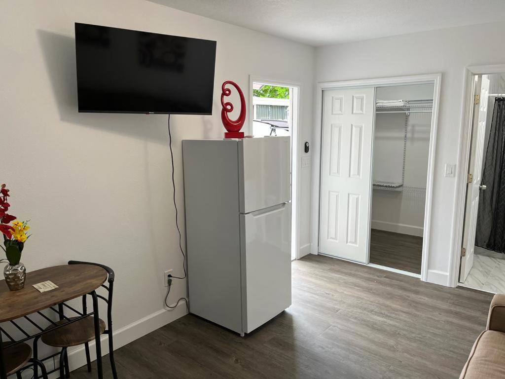 Incredible Comfortable Apartments Near The Airport And Beaches タンパ エクステリア 写真
